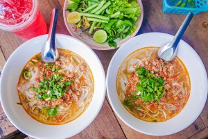 Khaosoi (en face du Wat Saen)