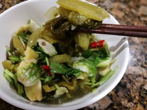 Feuilles de moutarde verte marinées à la laotienne