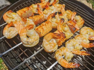 Brochettes de saumon et crevettes