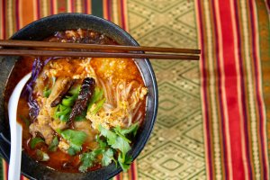 Mee Katee - Soupe de nouilles aux œufs au curry rouge