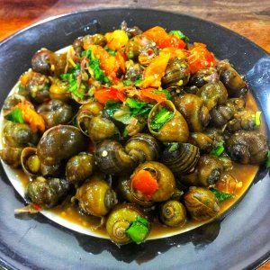 Salade d'escargots épicée à la laotienne