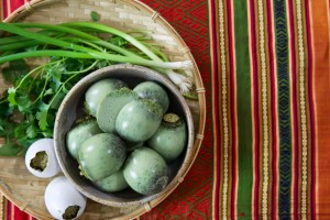 Oeufs laotiens, en omelette cuit dans leur coquille (Khai Being)