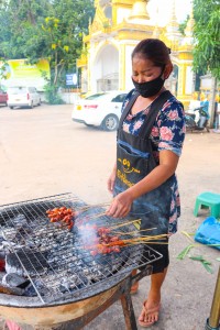 ຮ້ານປີ້ງເອື້ອຍນ້ອຍ(ໜ້າວັດໂສກປ່າຫຼວງ)