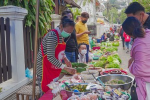 ປ້າຕ໋ອງ ຂາຍຂົ້ວລູກຊີ້ນ