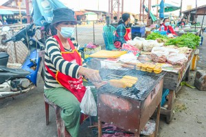 ປີ້ງເຂົ້າແມ່ພອນ ຕະຫຼາດໂພສີ