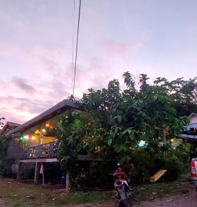 ຮ້ານປີ້ງແບ້ຕີນພູ