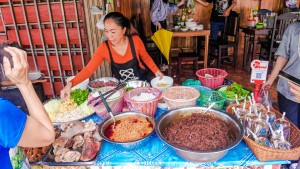 ເຂົ້າປຸ້ນ- ເຂົ້າຊອຍ ເອື້ອຍປິ້ວ