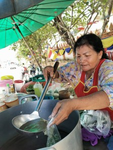 ເຂົ້າປຸ້ນນ້ຳແກງແມ່ວົງຫນ້າວັດທາດ