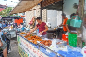 ນາງ ແສງ ຂາຍຈືນກ້ວຍ-ຈືນເຂົ້າໜົມ