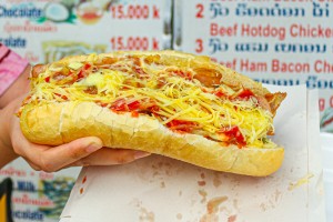 Roti Mae Nok in front of Wat Karng