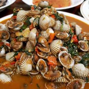 Stir-fried spicy cockles with sweet basil